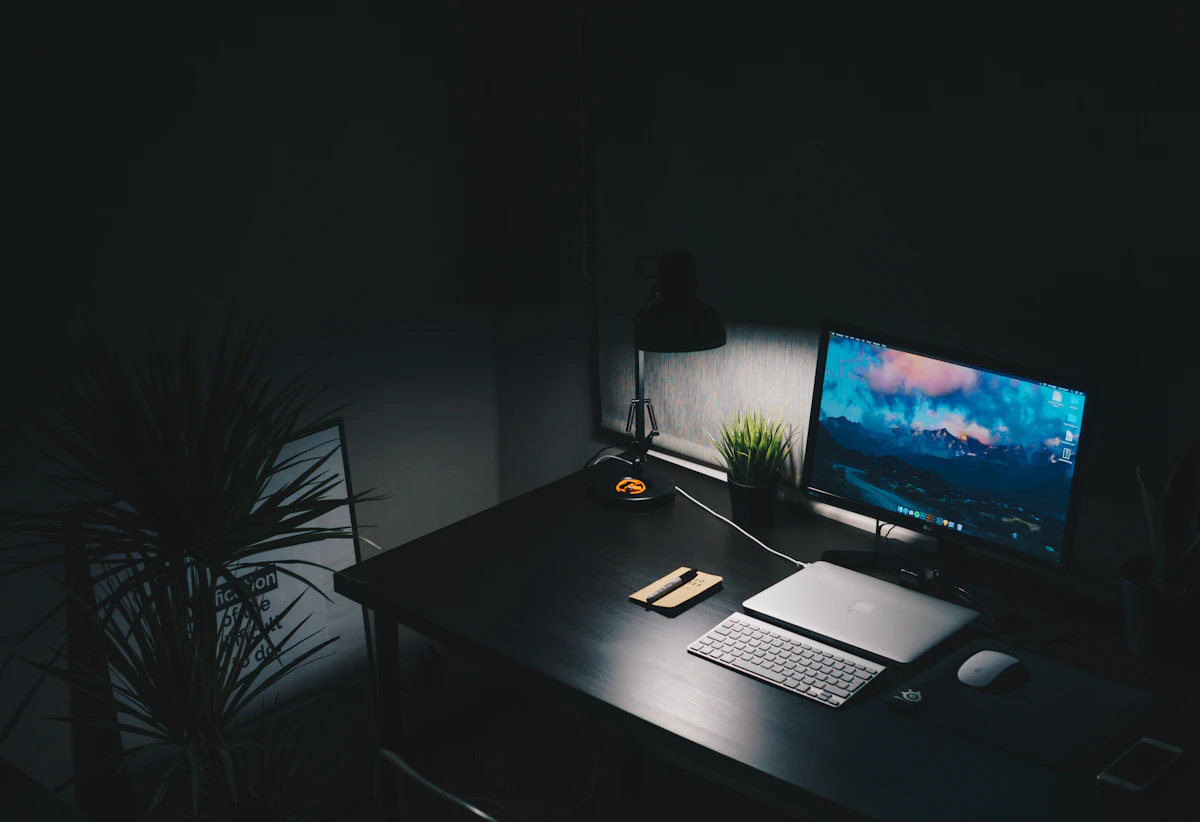 Ekranında web sitesi tasarımı açık olan bir masaüstü ekranı