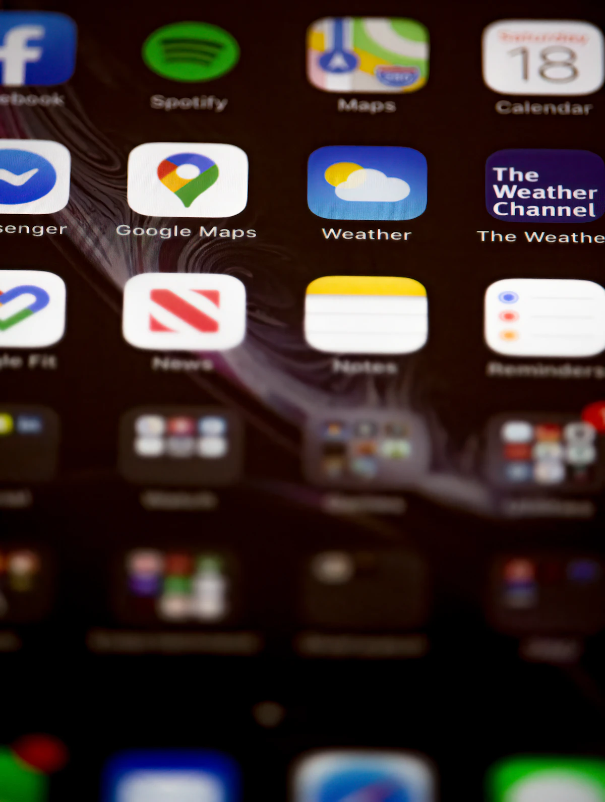 Uygulama simgelerinin göründüğü bir akıllı telefon ekranı